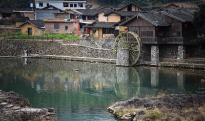 一条鹅卵小路，一棵古榕，几级石阶…… 这里的风景随意割切一点勾勒纸上，就可成一绝好宋人话本。 立春时节，品茗溪边。举头望青天，云遥遥；低头观水流，水涛涛。你说还有什么比这还惬意的呢？