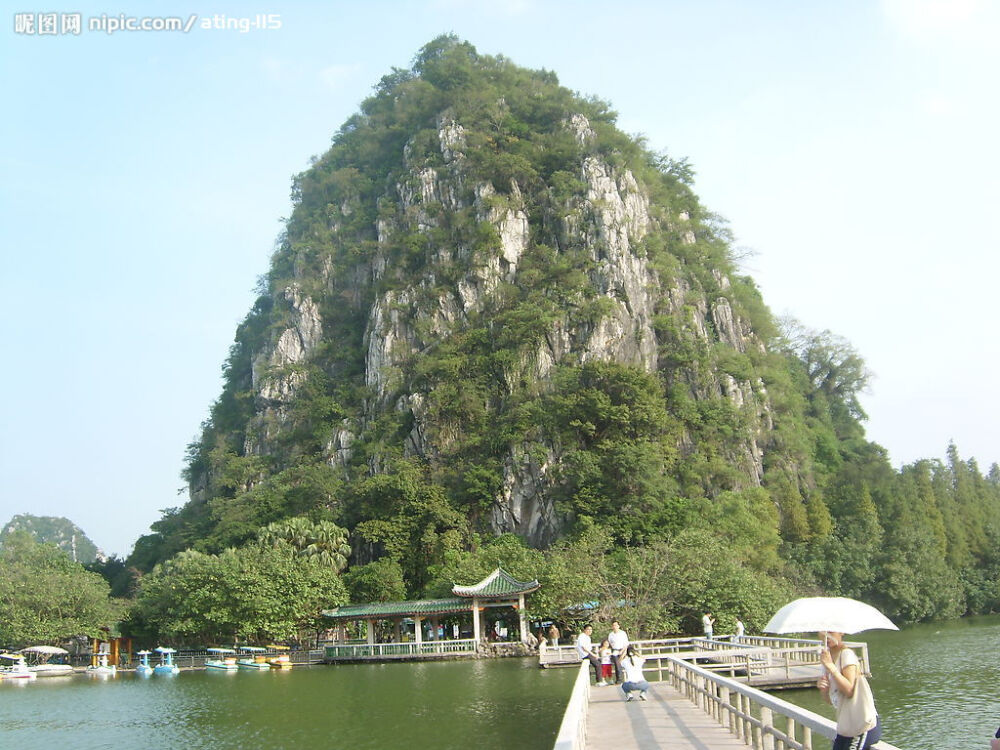 借得西湖水一圜，更移阳朔七堆山；堤边添上丝丝柳，画幅长留天地间。 七星岩