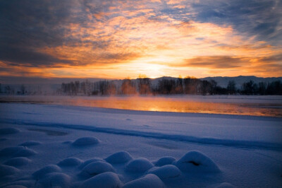 新疆冬景一角。夕阳与白雪相辉相映，意无尽而言无穷。