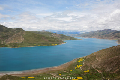 羊湖湖汊极多，形似珊瑚枝，湖水明蓝映天，景色丰富秀美，集雪山、冰川、岛屿、牧场、农庄 和温泉等景色为一体。