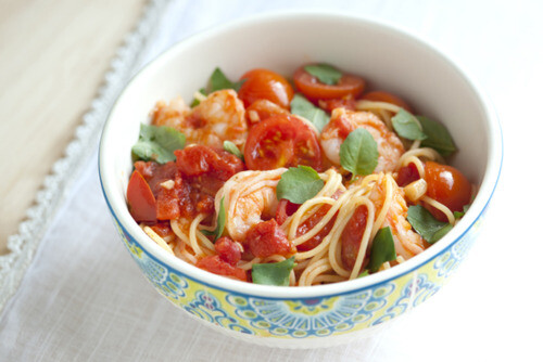 shrimp pasta with tomato and basil.