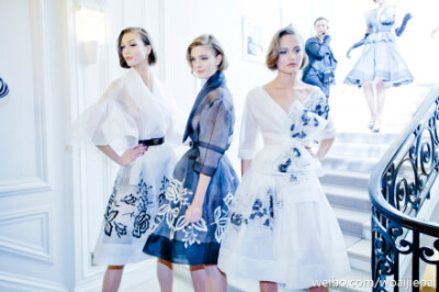 backstage at Christian Dior Spring 2012 Couture 图片太美了！颜色美麻豆美衣服也美 青花瓷吗！