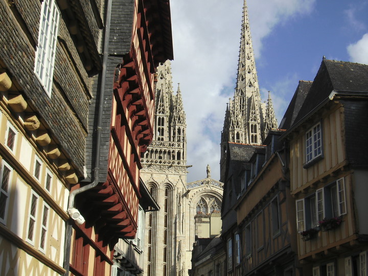 科努瓦耶地区（Cornouaille） 地区最大的城市坎佩尔（Quimper）以盛产陶器而闻名于世。旅游业兴盛，有哥特式大教堂（十三至十六世纪）等景点。每年7月举行科努埃节（Festival de Cornouaille）上会展览各种各样丰富多彩的布列塔尼传统服装，还会有多种演出和娱乐活动。听诊器的发明者雷奈克1781年出生在这里，市中心圣科伦坦大教堂旁有一个以他的名字命名的广场。