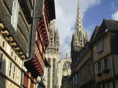 科努瓦耶地区（Cornouaille） 地区最大的城市坎佩尔（Quimper）以盛产陶器而闻名于世。旅游业兴盛，有哥特式大教堂（十三至十六世纪）等景点。每年7月举行科努埃节（Festival de Cornouaille）上会展览各种各样丰富…