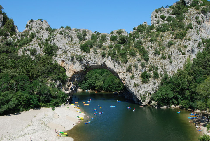 阿尔代什峡谷(Gorges de l’Ardèche) 位于是罗讷-阿尔卑斯大区阿尔代什省，这里是行人、徒步旅行者、独木舟划行者、速划爱好者以及马车旅行者的天堂。最近的调查资料(la Grotte Chauvet)显示，人们有史以来就居住在这些青翠的山谷中。现代人则喜欢在世界著名的Gorges de l’Ardeche体验乘皮划艇探险的乐趣