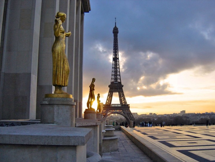 巴黎(Paris) 法国的首都，也是这个国家的心脏。一百多年了，巴黎人依然走在十九世纪的碎石路上，在这条大道的沿线，点缀着这些名字：协和广场、凯旋门、卢浮宫、巴黎圣母院……在这条大道上走过的是雨果、波德莱尔、居里夫人、毕加索、乔伊斯……