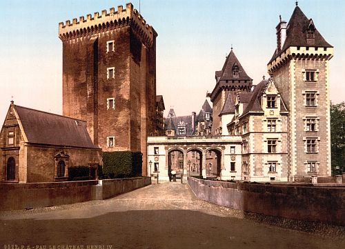 普瓦特万沼泽 (Le Marais poitevin) 普瓦图-夏朗德大区尼奥尔附近（Niort）。素有“绿色小威尼斯”美誉的普瓦图沼泽向远道而来的您张开了热情的双臂，其富庶的动植物资源等待着您去泛舟发现。这里也是白兰地酒的著名产地。 要在沼泽的泥路间漫步, 最好的方式是步行, 可以骑自行车,甚至骑马(沼泽地有许多标有箭头指向的环形道)