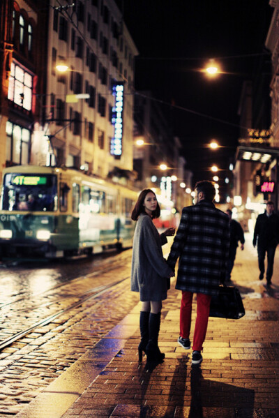 关于爱情，关于黑夜的街灯。