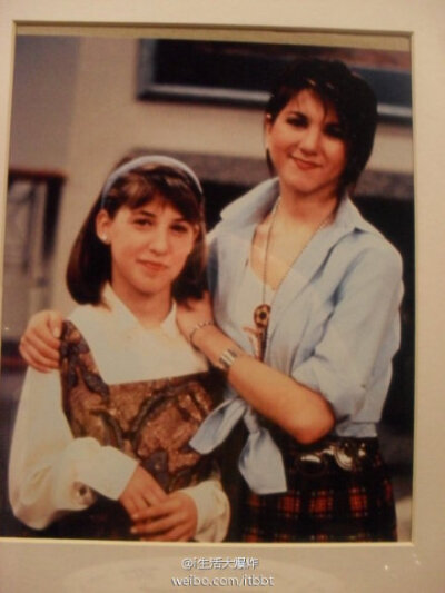 Amy（Mayim Bialik）和珍妮弗·安妮斯顿（Jennifer Aniston）两人在1989年拍摄电视连续剧《Molloy》时的合影留念