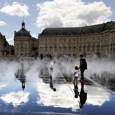 法国西南的港口，坐落着世界最著名的“美酒天堂”——波尔多(Bordeaux)。这里不仅有美食和美酒，还有恢弘建筑、精致花园、屋舍酒窖，以及让人着迷的城市设计。譬如波尔多市区的这个镜面广场，腾腾水雾中，你是否会以…