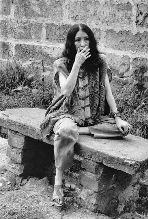 荷西：你是不是一定要嫁个有钱人。  三毛：如果我不爱他，他是百万富翁我也不嫁，如果我爱他，他是千万富翁我也嫁。  荷西：。。。说来说去你还是要嫁有钱人。  三毛：(紧张)不是哦不是哦，我只要一天三顿饭就好，如果需要的话，我还可以少吃一点