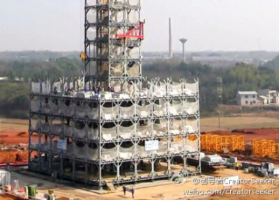 [3/19/2012-1]还记得前不久的一条消息称中国河南省用15天建成了一作30层楼高的酒店。当时看这条消息还是以为又是一个豆腐渣工程，但是看完这个视频你会彻底改变这个想法。先进的拼接手法高效的施工，不得不说中国已…