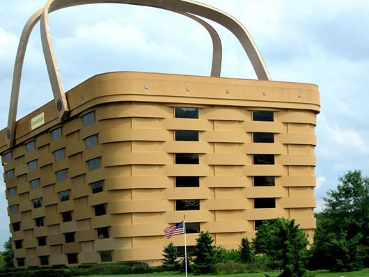 Longaberger_Building菜篮大楼 这个位于俄亥俄州纽瓦克的七层大楼是公司的中档市场篮子的复制品，历时两年于1997年完工。当然，这栋大楼特有创意的地方不只在外型，而是窗户正好模仿竹篮编织的缝细线条，让整个建筑更加写实。