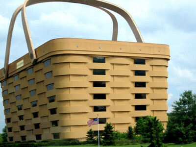 Longaberger_Building菜篮大楼 这个位于俄亥俄州纽瓦克的七层大楼是公司的中档市场篮子的复制品，历时两年于1997年完工。当然，这栋大楼特有创意的地方不只在外型，而是窗户正好模仿竹篮编织的缝细线条，让整个建筑…