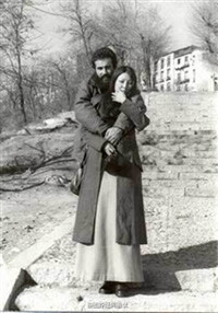 #幸福驿站##荷西# 问三毛：你想嫁个什么样的人？三毛说：看的顺眼的，千万富翁也嫁；看不顺眼的，亿万富翁也嫁。荷西：说来说去还是想嫁个有钱的。#三毛# 看了荷西一眼：也有例外。那你要是嫁给我呢？荷西问道。三毛叹了口气：要是你的话，只要够吃饭的钱就够了。那你吃得多吗？荷西问。不多不多，以后还可以少吃