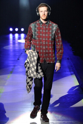 White Mountaineering 2012FW,命名为“Award Tour”,搭配很有层次感，值得一看