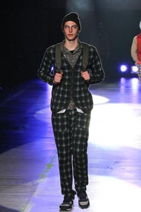 White Mountaineering 2012FW,命名为“Award Tour”,搭配很有层次感，值得一看