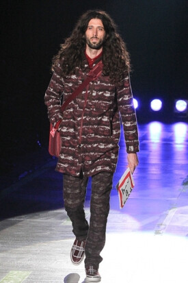 White Mountaineering 2012FW,命名为“Award Tour”,搭配很有层次感，值得一看