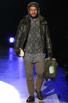 White Mountaineering 2012FW,命名为“Award Tour”,搭配很有层次感，值得一看