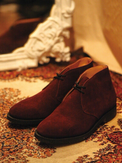 CHURCH'S DESERT BOOT——为斯文男士造型提供最传统的顶级皮制。选用顶级皮革素材，人手切割的皮革，配以最古老的GOOD YEAR缝合技术，打造出高雅形态的作品。