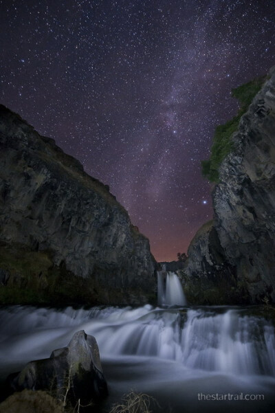 来自美国的摄影师Ben Canales，很喜欢拍摄夜景，尤其是漂亮的星空。例如以上作品「Jeep Wrangler Moon Rover」，就是无添加，一拍即得的照片，美丽的银河星空与吉普车，充份表现出摄影师那热爱野外的摄影生活。