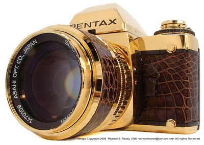 1981年產Pentax LX GOLD Limited Edition 黃金限定版！原定價85萬日幣，全球限量300臺，鍍18K金，使用蜥蜴或蛇皮，搭載F1.250mm鏡頭。