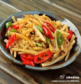 【DIY豉椒辣炒藕丝】1、藕切丝。青红椒切圈。2、锅烧热，放油，中大火，油热倒入青红椒圈爆出香味。3、倒入藕丝不断翻炒至藕丝开始变透明。4、加一勺豆豉酱，少许盐和白糖。翻炒均匀，出锅即可