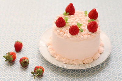 Strawberry short cake with yogurt frosting