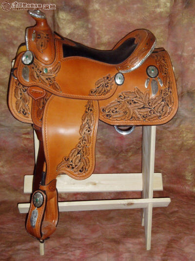 many-feathers-saddle-skyhorse-800.jpg