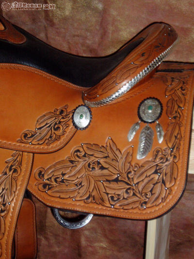 many-feathers-saddle-skyhorse-CU-800.jpg