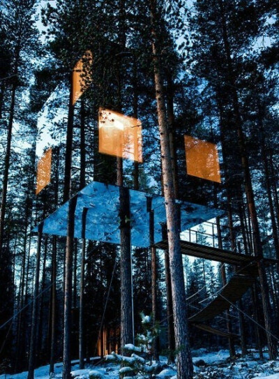 位于瑞典Harads一带的树屋旅馆。独特的树屋把外表面换成了镜面，营造出奇幻的隐身效果。作品链接&gt;&gt;http://t.cn/zOVK1gw