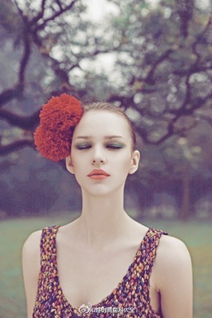 关于女人，关于花朵和草地。