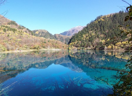 人间天上，天上人间--九寨沟 这片未被污染过的土地，以春夏秋冬四季更替的景色赢得了"人间天上，天上人间"的美誉。春天时，它冰雪消融、春水泛涨、山花烂漫；夏日里，它掩映在苍翠欲滴的浓阴之中，五色的海子、银帘般的瀑布抒发四季中最为恣意的激情；秋日，它配合明净的水和湛蓝而碧净的天空，演绎着七彩梦幻组合；冬日的九寨沟，淡淡的飞雪，纷纷扬扬地飞舞，使人忘却了世间纷争......