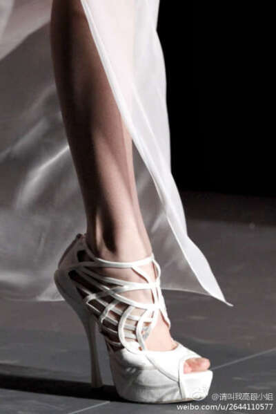 Christian Dior-白色镂空高跟鞋