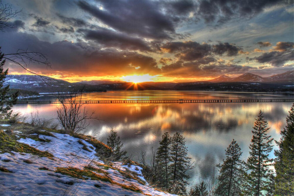 美国 爱达荷州 Sagle Winter Sunset over Lake Pend Oreille