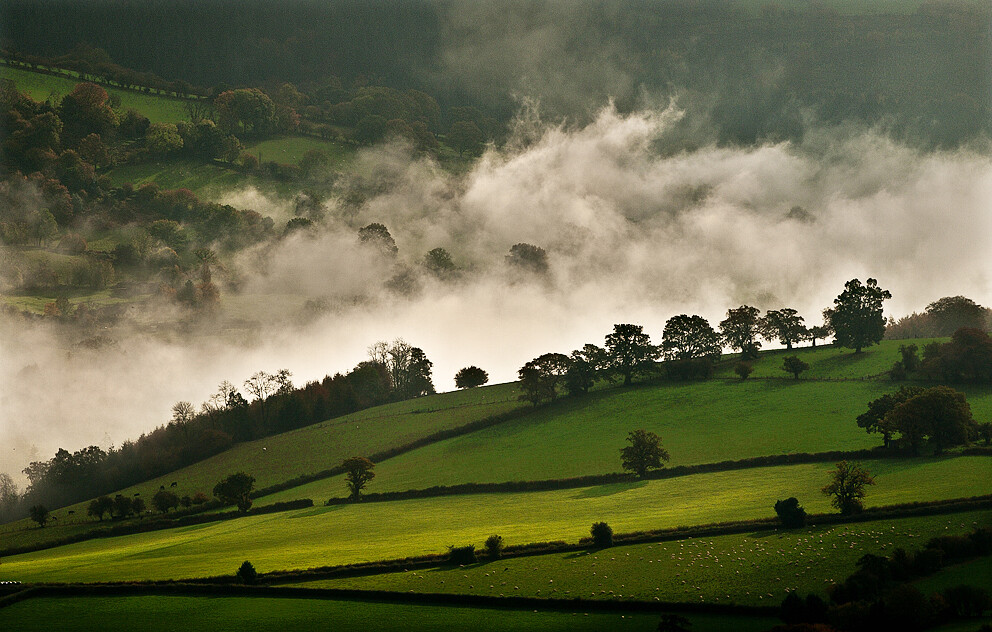 （大不列颠）联合王国 波伊斯 Crickhowell Usk Valley-low cloud. Telephoto shot.