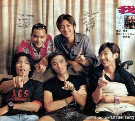 这么多年过去了，这些曾经的花样少年，青春男生都已长大，或结婚，或有子，都是男人了。（前排尹子维,冯德伦,李璨琛,后排吴彦祖,谢霆锋.）