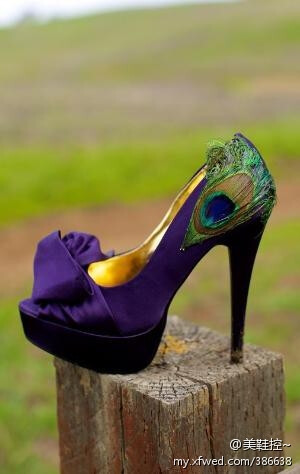 今年很流行的，孔雀花修饰的婚鞋