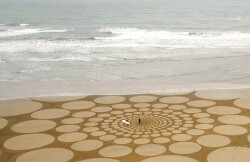 The Colossal Land Art of Jim Denevan 以地为纸，以人为笔，刻画下简单又壮丽的图案