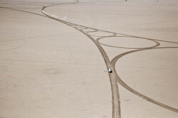 The Colossal Land Art of Jim Denevan 以地为纸，以人为笔，刻画下简单又壮丽的图案