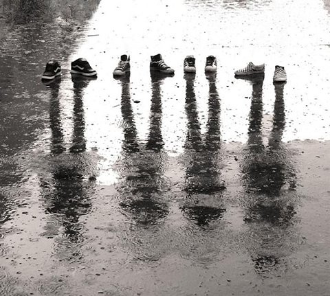 Shadow picture with just shoes and rain (800×718) [Casimages]