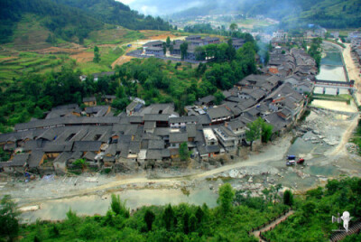 山高路险的青木川，林木葱郁，峰峦叠嶂。 有人说，它是陕西最美的古镇。