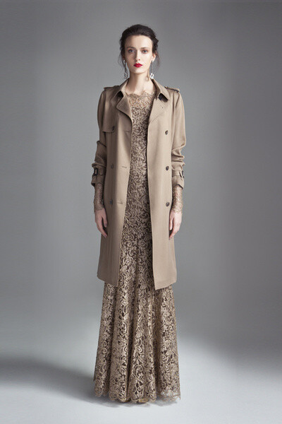 Temperley London 2012早秋系列女装的灵感来源于19世纪著名的英国画家Dante Gabriel Rossetti和19世纪的美学运动。织锦绸缎和亮片的礼服配上了艺术风格的宽腰带、皮手套等小配饰的点缀无处不彰显着高贵优雅的特质，…