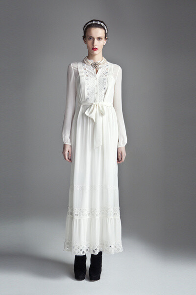 Temperley London 2012早秋系列女装的灵感来源于19世纪著名的英国画家Dante Gabriel Rossetti和19世纪的美学运动。织锦绸缎和亮片的礼服配上了艺术风格的宽腰带、皮手套等小配饰的点缀无处不彰显着高贵优雅的特质，难怪早前Pippa Middleton会选择在姐姐Kate Middleton的皇室婚礼上选择Temperley London的礼服。