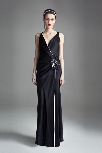 Temperley London 2012早秋系列女装的灵感来源于19世纪著名的英国画家Dante Gabriel Rossetti和19世纪的美学运动。织锦绸缎和亮片的礼服配上了艺术风格的宽腰带、皮手套等小配饰的点缀无处不彰显着高贵优雅的特质，…