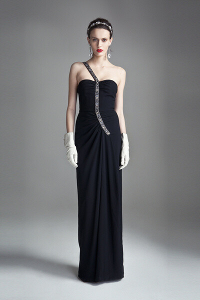 Temperley London 2012早秋系列女装的灵感来源于19世纪著名的英国画家Dante Gabriel Rossetti和19世纪的美学运动。织锦绸缎和亮片的礼服配上了艺术风格的宽腰带、皮手套等小配饰的点缀无处不彰显着高贵优雅的特质，难怪早前Pippa Middleton会选择在姐姐Kate Middleton的皇室婚礼上选择Temperley London的礼服。