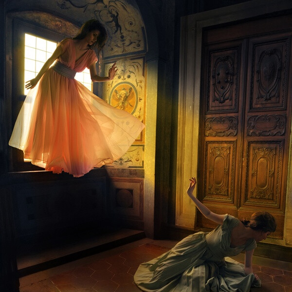 Tom Chambers，美国摄影师，出生于宾夕法尼亚州东南部的一个农场，官方网站：http://www.tomchambersphoto.com 这系列作品名为《Illumination Series》（光系列），作品介绍中作者写道，文艺复兴时期的艺术家Taddeo Gaddi和Giotto di Bondone在画作中描绘了令人叹为观止的光照效果，这些艺术家鼓舞他去创作展现光之魅力的摄影作品。