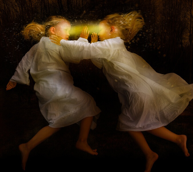  Tom Chambers，美国摄影师，出生于宾夕法尼亚州东南部的一个农场，官方网站：http://www.tomchambersphoto.com 这系列作品名为《Illumination Series》（光系列），作品介绍中作者写道，文艺复兴时期的艺术家Taddeo Gaddi和Giotto di Bondone在画作中描绘了令人叹为观止的光照效果，这些艺术家鼓舞他去创作展现光之魅力的摄影作品。