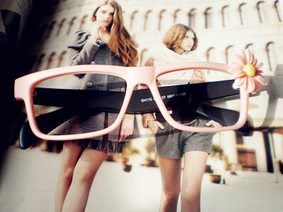 粉色雏菊眼镜框。