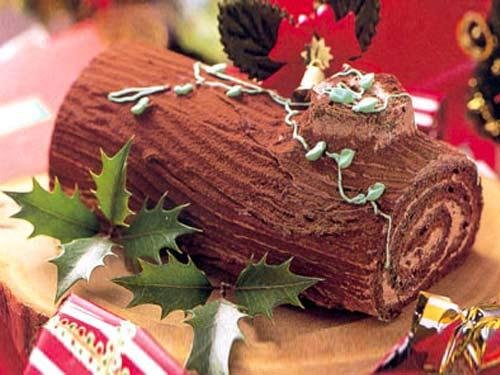  木材蛋糕（Yule log），法国节日必备点心，其名字中的“Yule”其实是圣诞节的旧称，因为从维京时代至今的冬季庆典，英格兰的人们在圣诞节时都会在林子里砍下树木拖回去放置在壁炉内，从平安夜开始烧上12天，所以这种树木就被叫做“Yule log”(圣诞树)。 而法国人在过平安夜时，人们都会回乡团聚。半夜时，全家人会聚集在暖炉前，边吃着这种象征着节日的蛋糕（通常配以咖啡或红茶）边借机联络家人间的感情。因此木材蛋糕就成了法国人过节时的不可或缺之物了。